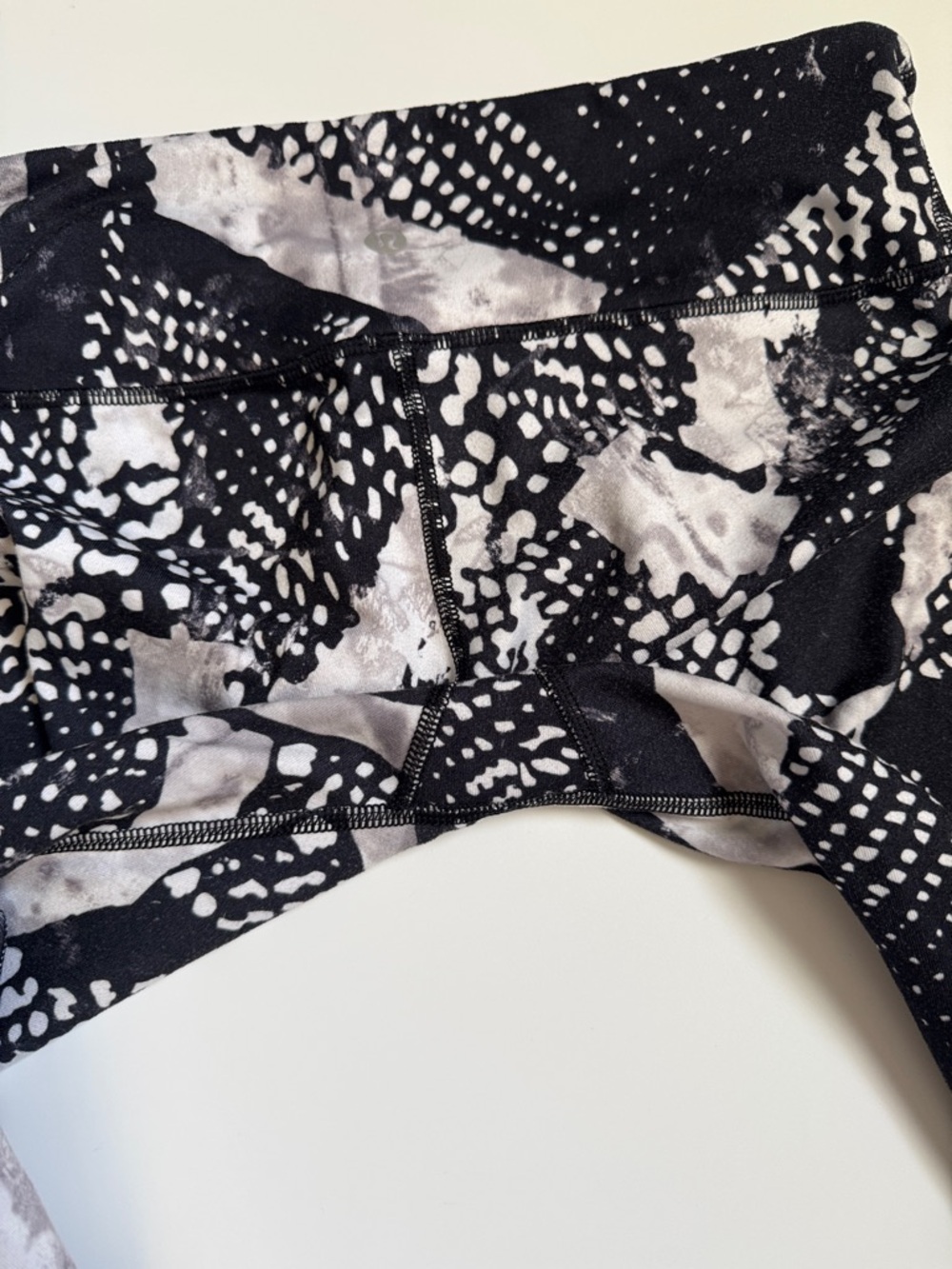 Lululemon Black & White Abstract Print Leggings - Picture 5 of 6